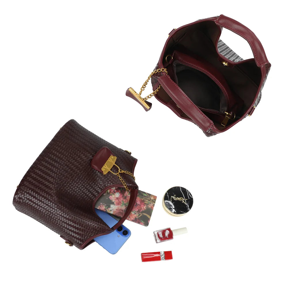 Intérieur de La Caramelle bordeaux : compartiment principal et pochette zippée pour les petits effets – réf. KJ-62074-1