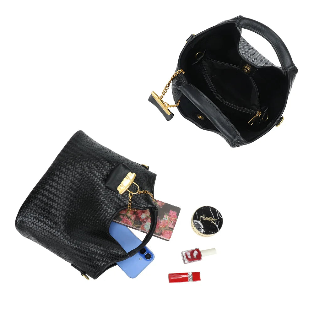 Intérieur de La Caramelle noir : compartiment principal et pochette zippée pour les petits effets – réf. KJ-62074-1