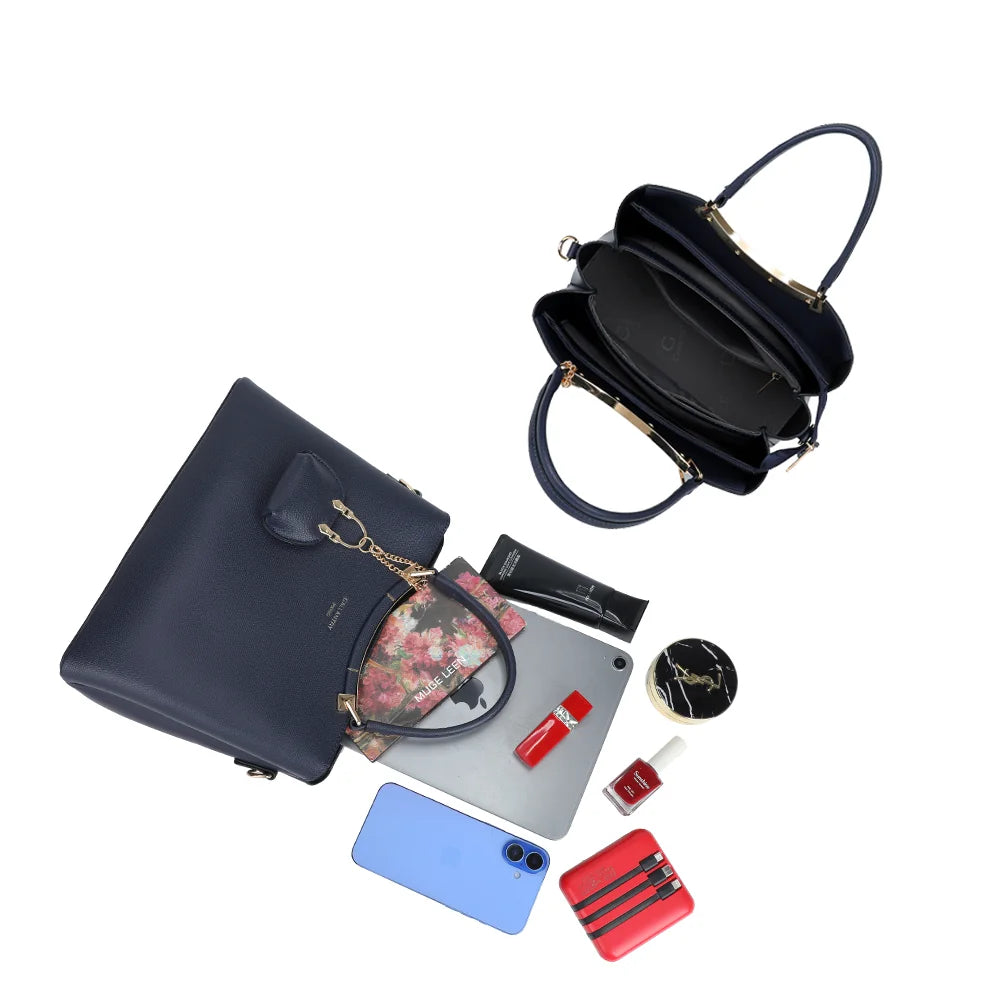 Intérieur du sac La Cassia bleu foncé, organisé en plusieurs compartiments pour les essentiels – réf. DQ-8676-2