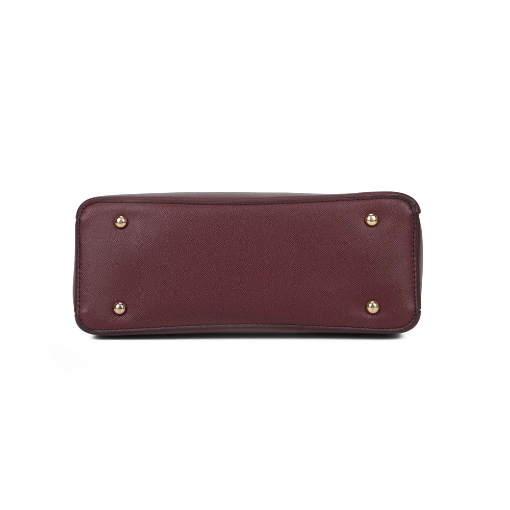 Dessous du sac La Cassia bordeaux, base plate et structurée qui tient bien debout – réf. DQ-8676-2