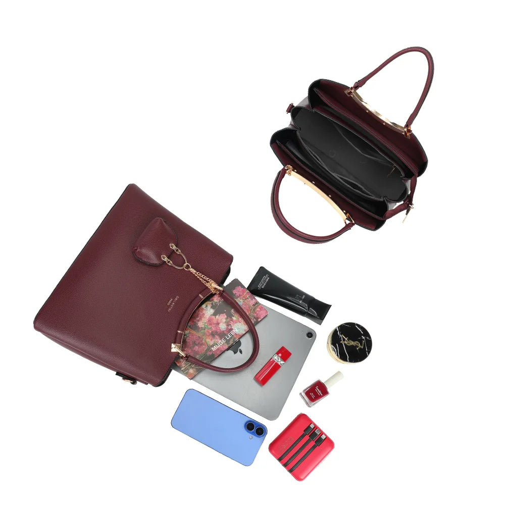 Intérieur du sac La Cassia bordeaux, organisé en plusieurs compartiments pour les essentiels – réf. DQ-8676-2