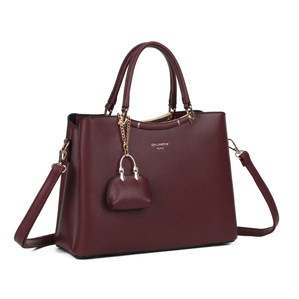 La Cassia bordeaux de trois quarts : silhouette structurée, barre dorée et mini porte-monnaie assorti – réf. DQ-8676-2