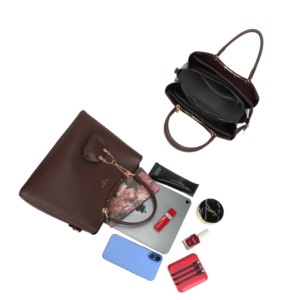 Intérieur du sac La Cassia café, organisé en plusieurs compartiments pour les essentiels – réf. DQ-8676-2