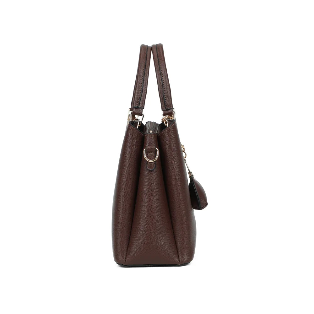 Profil du sac La Cassia café avec son anneau doré latéral pour fixer la bandoulière amovible – réf. DQ-8676-2