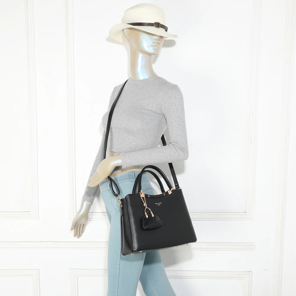 Sac à main femme La Cassia noir porté à la main, élégant avec son mini porte-monnaie doré – réf. DQ-8676-2
