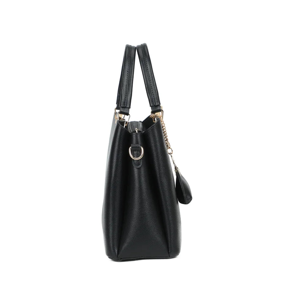 Profil du sac La Cassia noir avec son anneau doré latéral pour fixer la bandoulière amovible – réf. DQ-8676-2