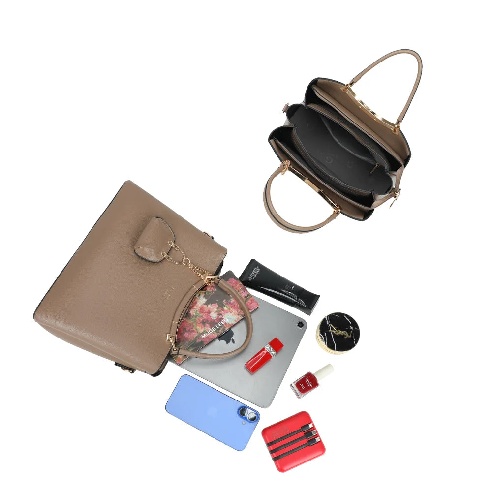 Intérieur du sac La Cassia taupe foncé, organisé en plusieurs compartiments pour les essentiels – réf. DQ-8676-2
