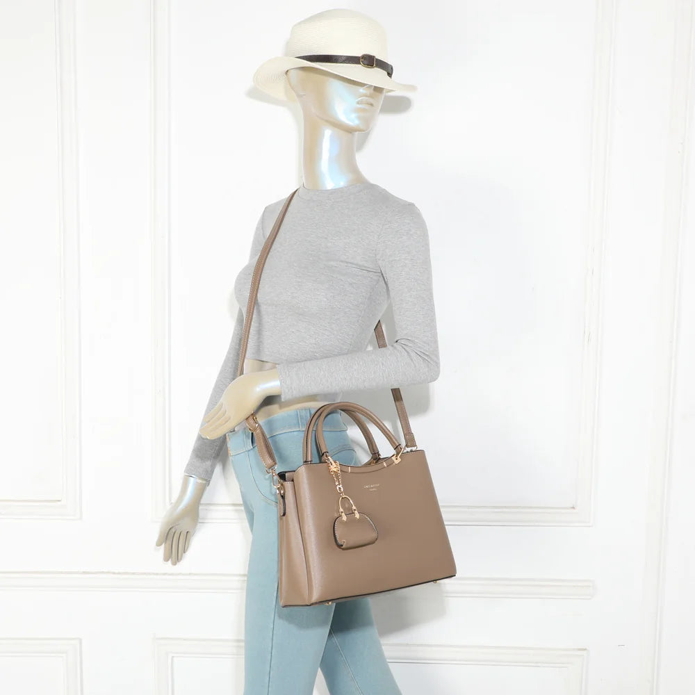 Sac à main femme La Cassia taupe foncé porté à la main, élégant avec son mini porte-monnaie doré – réf. DQ-8676-2