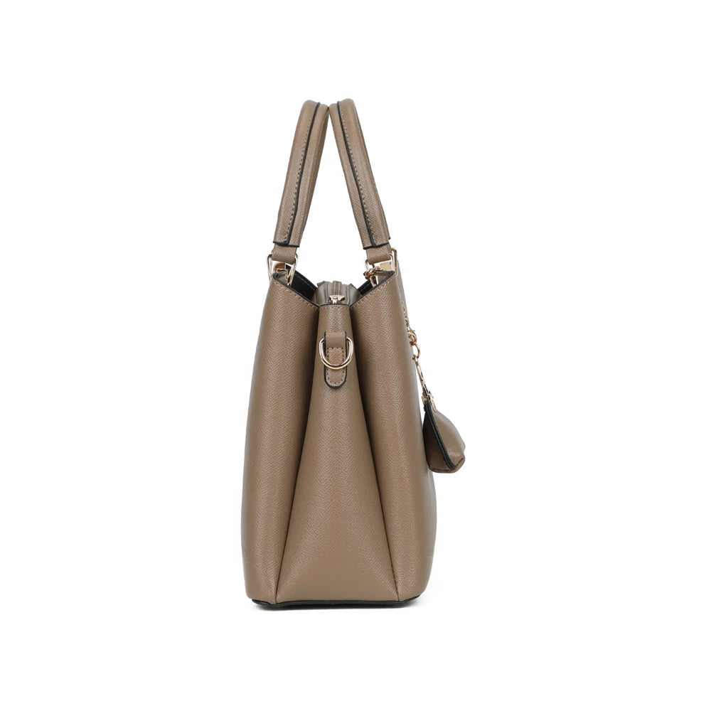 Profil du sac La Cassia taupe foncé avec son anneau doré latéral pour fixer la bandoulière amovible – réf. DQ-8676-2