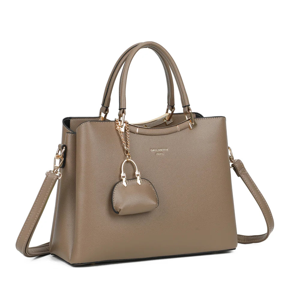 La Cassia taupe foncé de trois quarts : silhouette structurée, barre dorée et mini porte-monnaie assorti – réf. DQ-8676-2