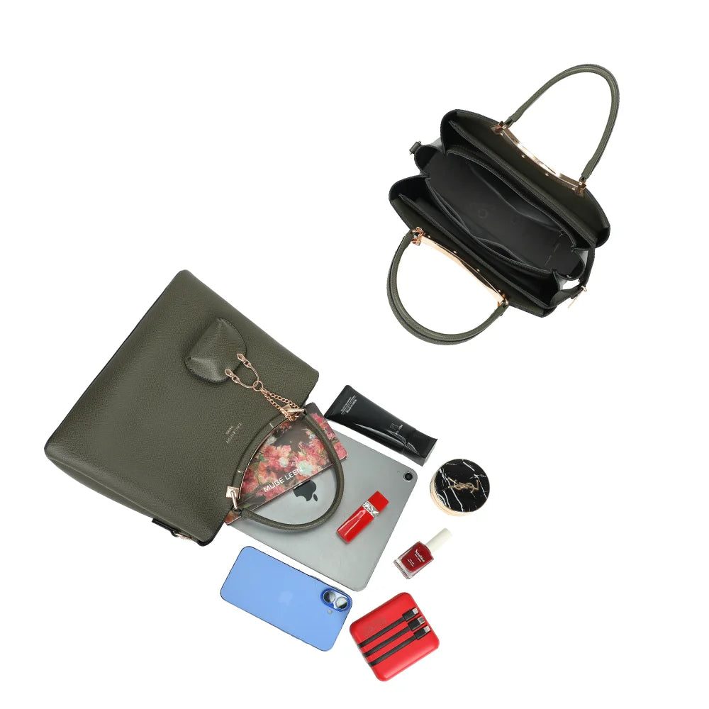 Intérieur du sac La Cassia vert foncé, organisé en plusieurs compartiments pour les essentiels – réf. DQ-8676-2