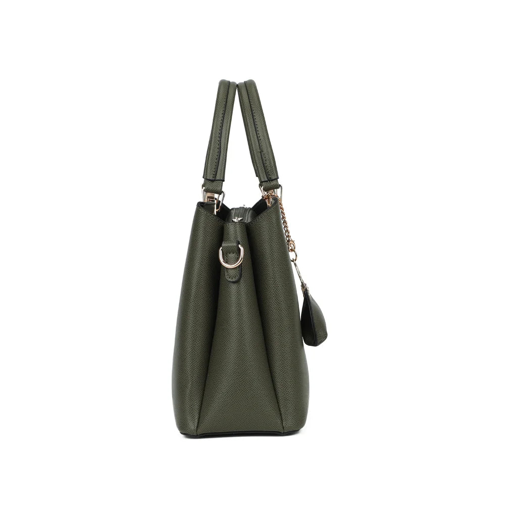 Profil du sac La Cassia vert foncé avec son anneau doré latéral pour fixer la bandoulière amovible – réf. DQ-8676-2