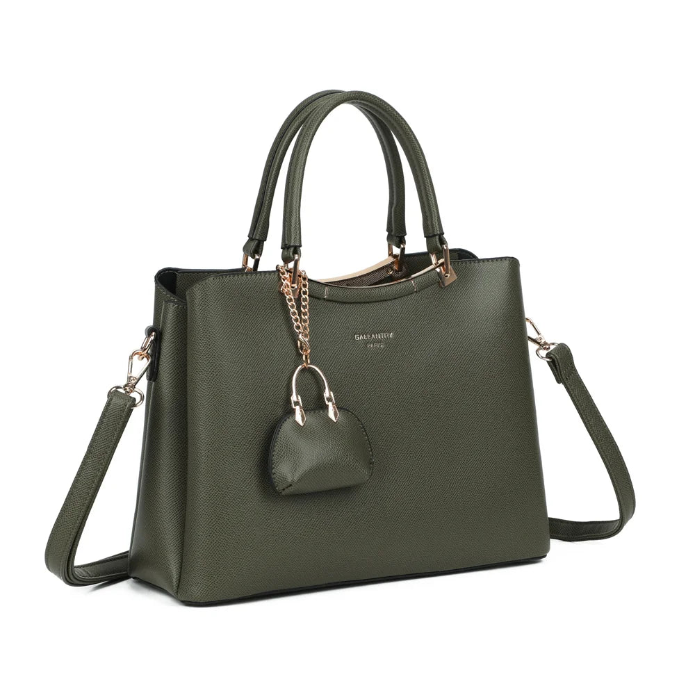 La Cassia vert foncé de trois quarts : silhouette structurée, barre dorée et mini porte-monnaie assorti – réf. DQ-8676-2