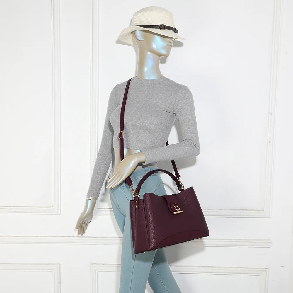 Sac à main femme La Célénie bordeaux porté, à la main ou en bandoulière amovible – réf. DQ-8744