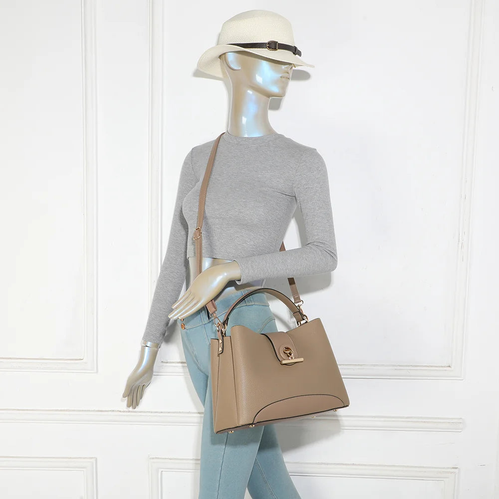Sac à main femme La Célénie taupe foncé porté, à la main ou en bandoulière amovible – réf. DQ-8744