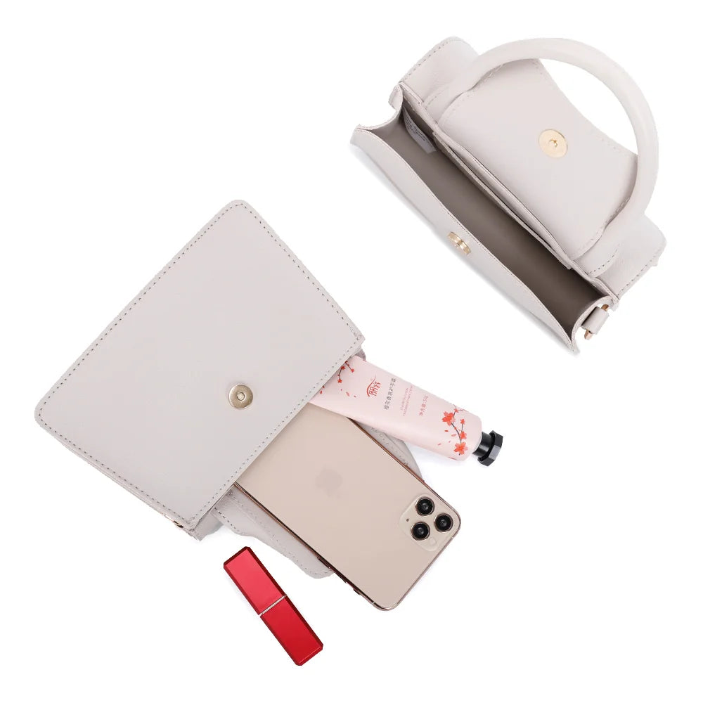 Intérieur de La Céleste beige : un smartphone, une crème pour les mains et un rouge à lèvres – réf. R-1635