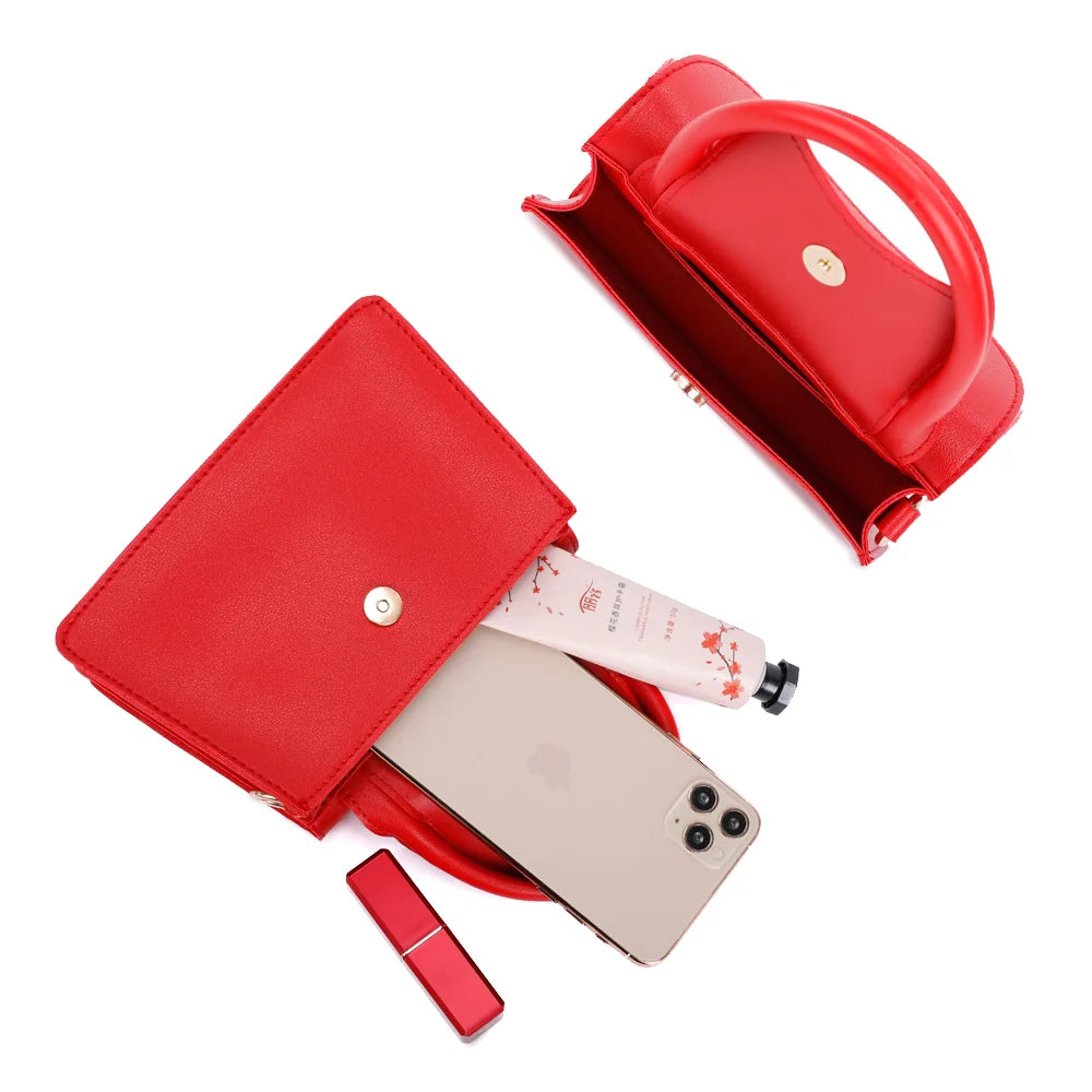 Intérieur de La Céleste rouge : un smartphone, une crème pour les mains et un rouge à lèvres – réf. R-1635