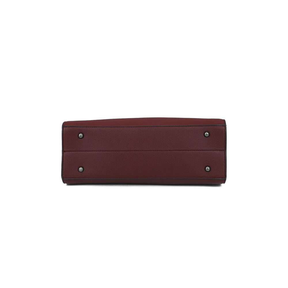 Dessous de La Célestine bordeaux, une base rectangulaire qui garde le sac bien structuré – réf. G-7372