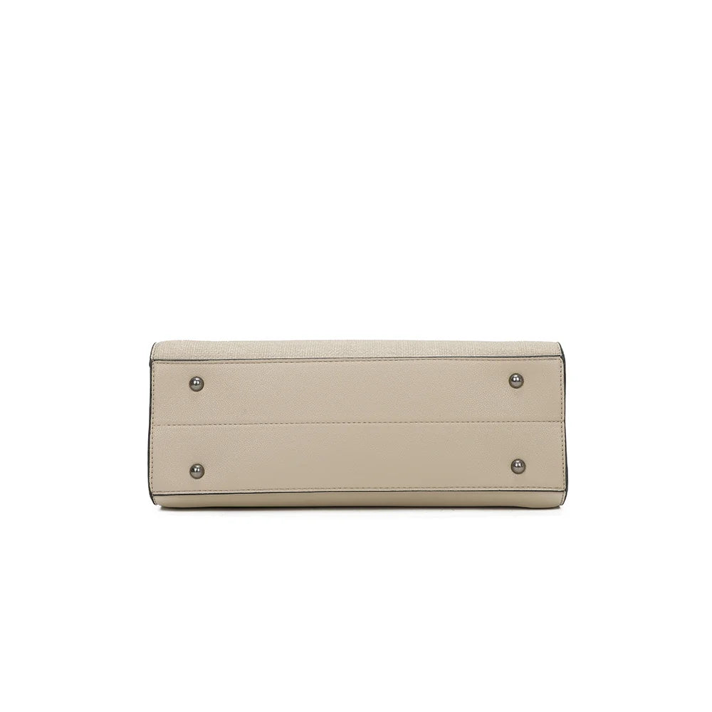 Dessous de La Célestine taupe, une base rectangulaire qui garde le sac bien structuré – réf. G-7372