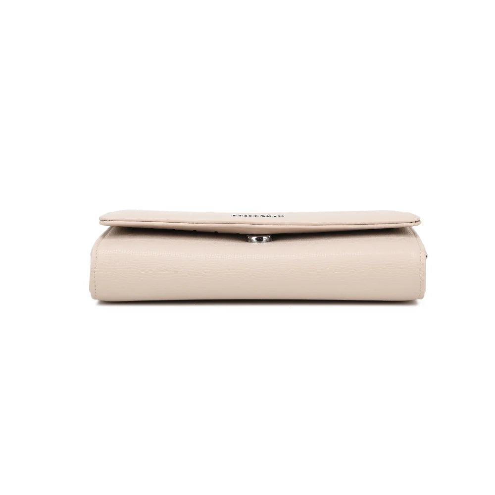 Dessous de la pochette La Célina beige, finitions soignées sur un format compact de 22 cm – réf. SF-69049