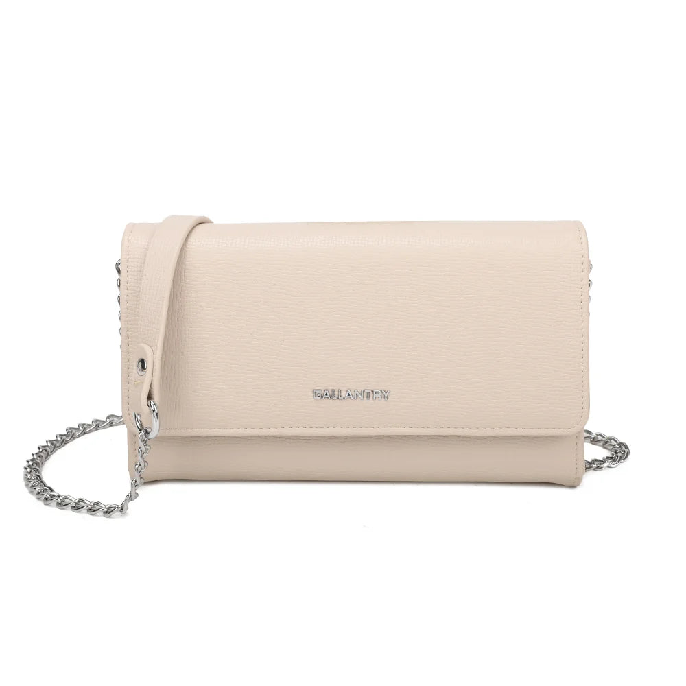 Pochette femme à chaîne La Célina beige, rabat texturé et plaque logo métal – Gallantry Paris – réf. SF-69049