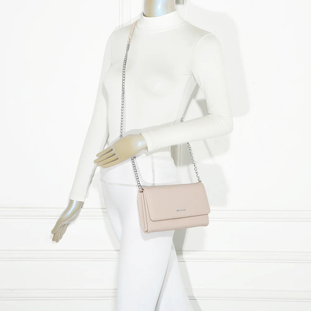 Pochette femme La Célina beige portée avec sa chaîne métallique, une allure chic au quotidien – réf. SF-69049