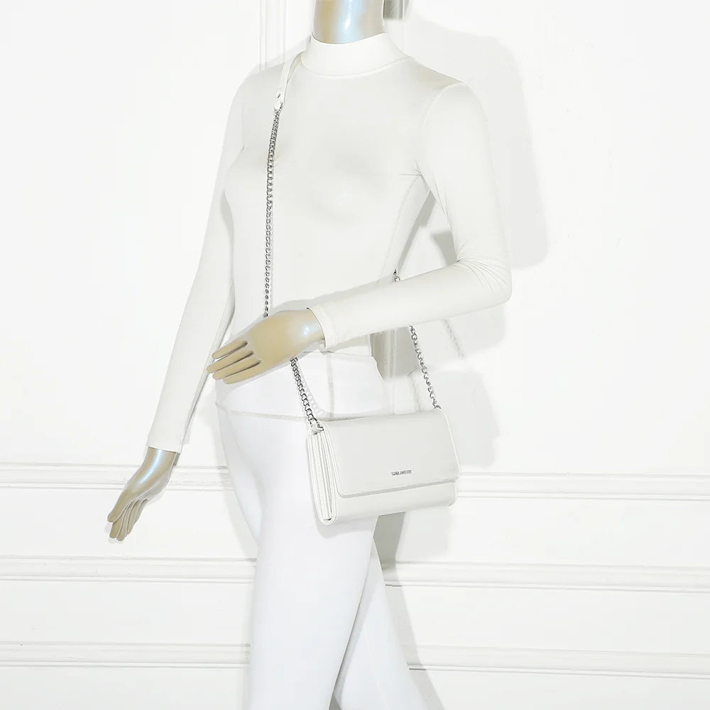 Pochette femme La Célina blanc portée avec sa chaîne métallique, une allure chic au quotidien – réf. SF-69049