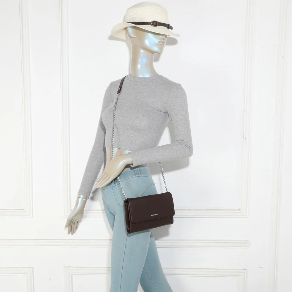 Pochette femme La Célina coffee portée avec sa chaîne métallique, une allure chic au quotidien – réf. SF-69049