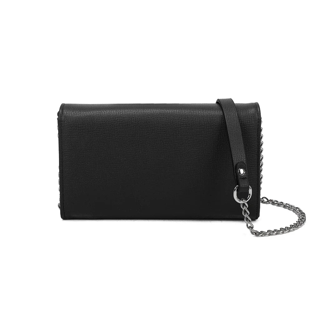 Dos de la pochette La Célina noir, surface synthétique à la texture fine striée et lignes épurées – réf. SF-69049