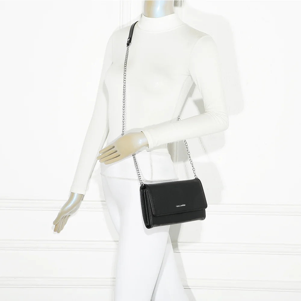 Pochette femme La Célina noir portée avec sa chaîne métallique, une allure chic au quotidien – réf. SF-69049