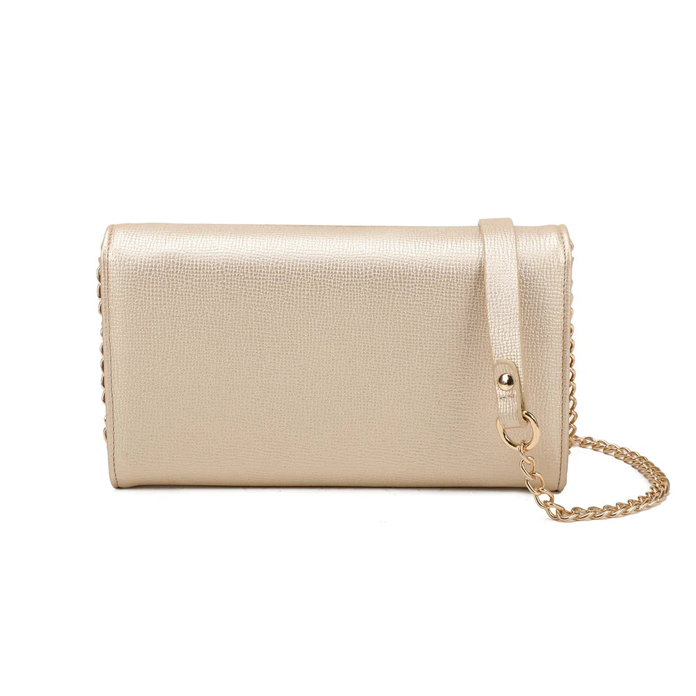 Dos de la pochette La Célina or, surface synthétique à la texture fine striée et lignes épurées – réf. SF-69049