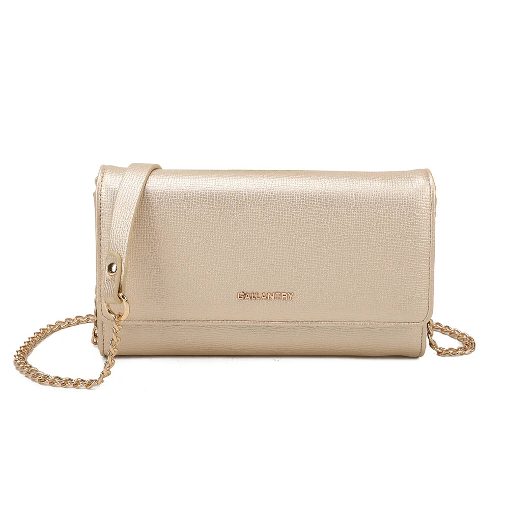 Pochette femme à chaîne La Célina or, rabat texturé et plaque logo métal – Gallantry Paris – réf. SF-69049