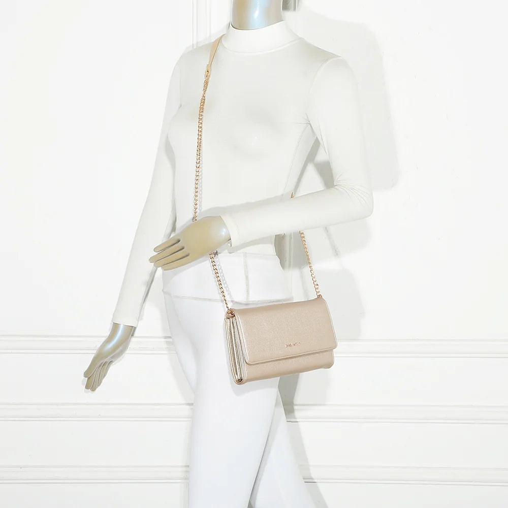 Pochette femme La Célina or portée avec sa chaîne métallique, une allure chic au quotidien – réf. SF-69049