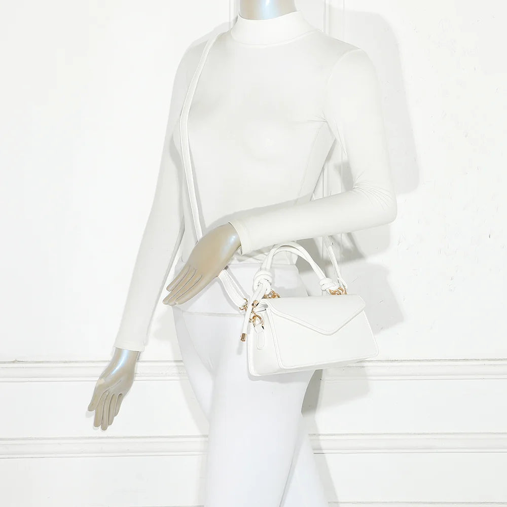 Sac La Céline blanc porté par une femme, à la main par la poignée nouée ou à l’épaule avec la bandoulière – réf. C-0183