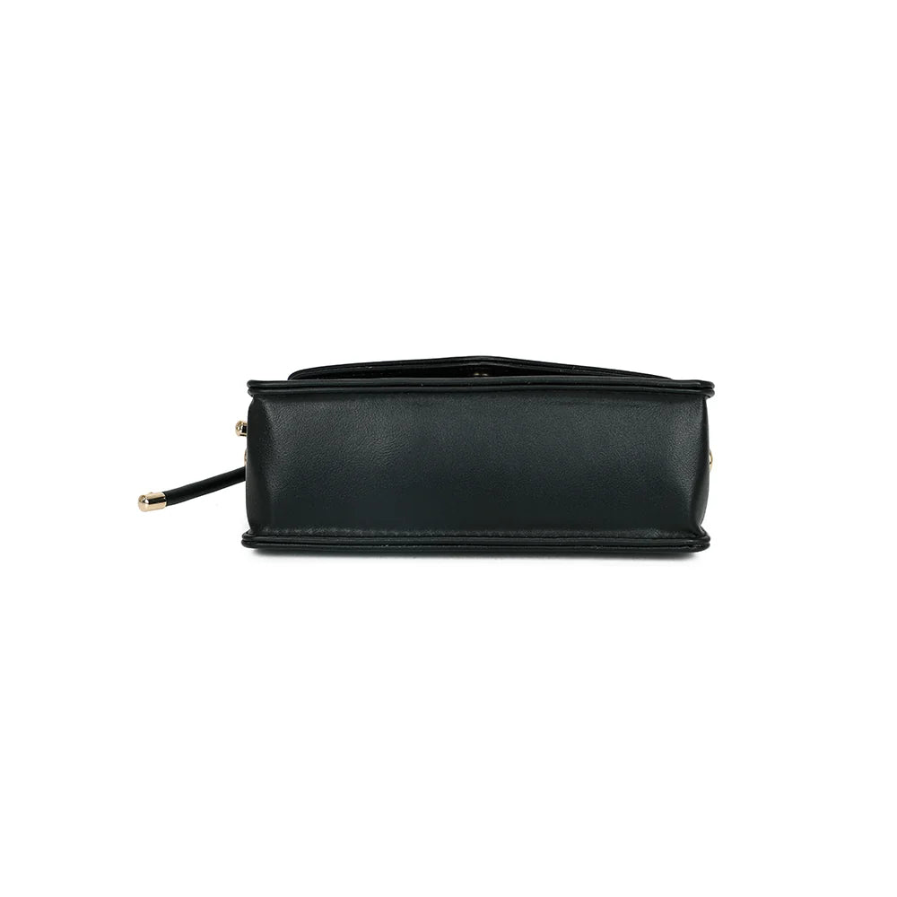 Dessous de La Céline noir : un fond plat pour que le sac tienne droit, posé sur une table – réf. C-0183