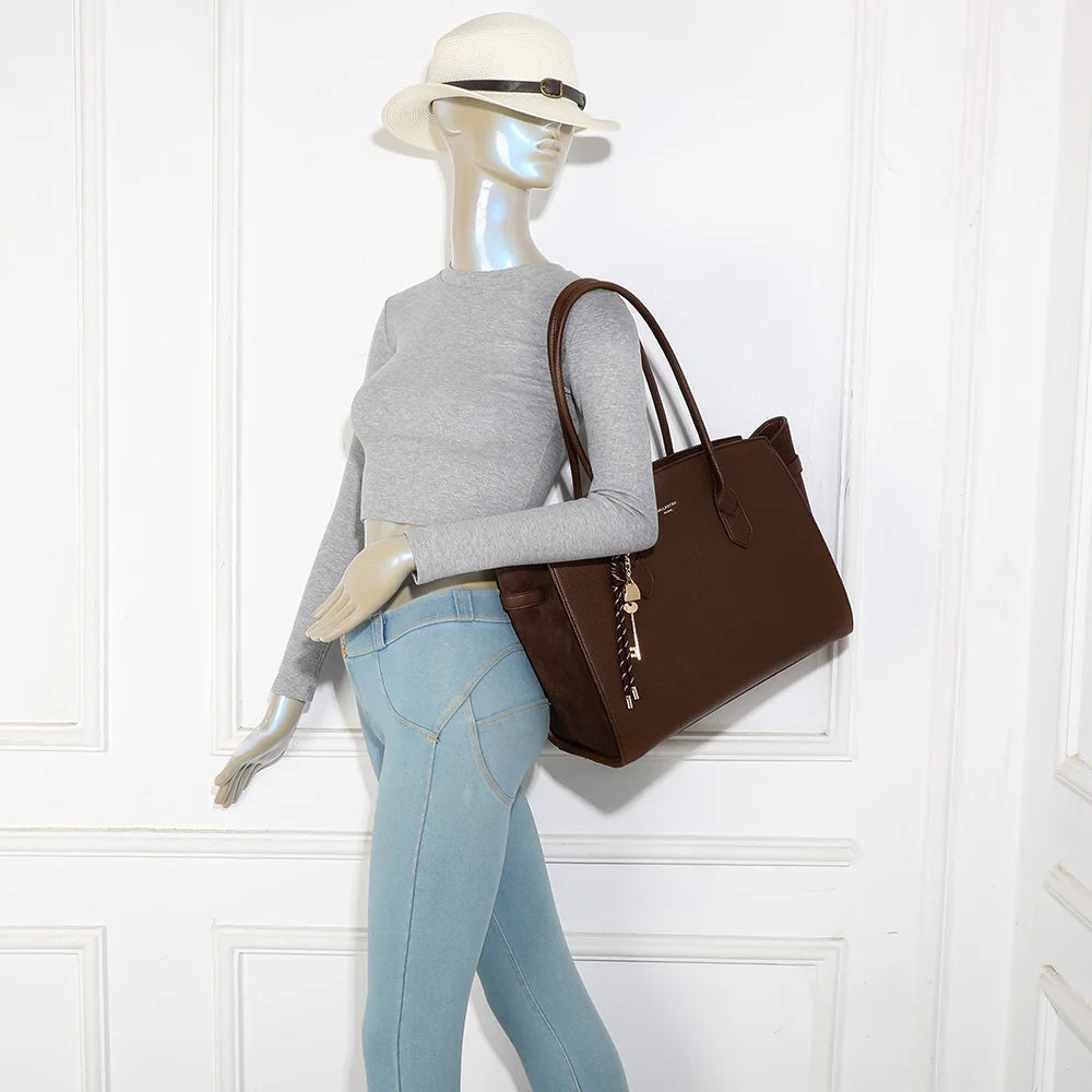 Sac cabas femme La Chiara café porté à l’épaule grâce à ses deux anses longues – réf. R-2058