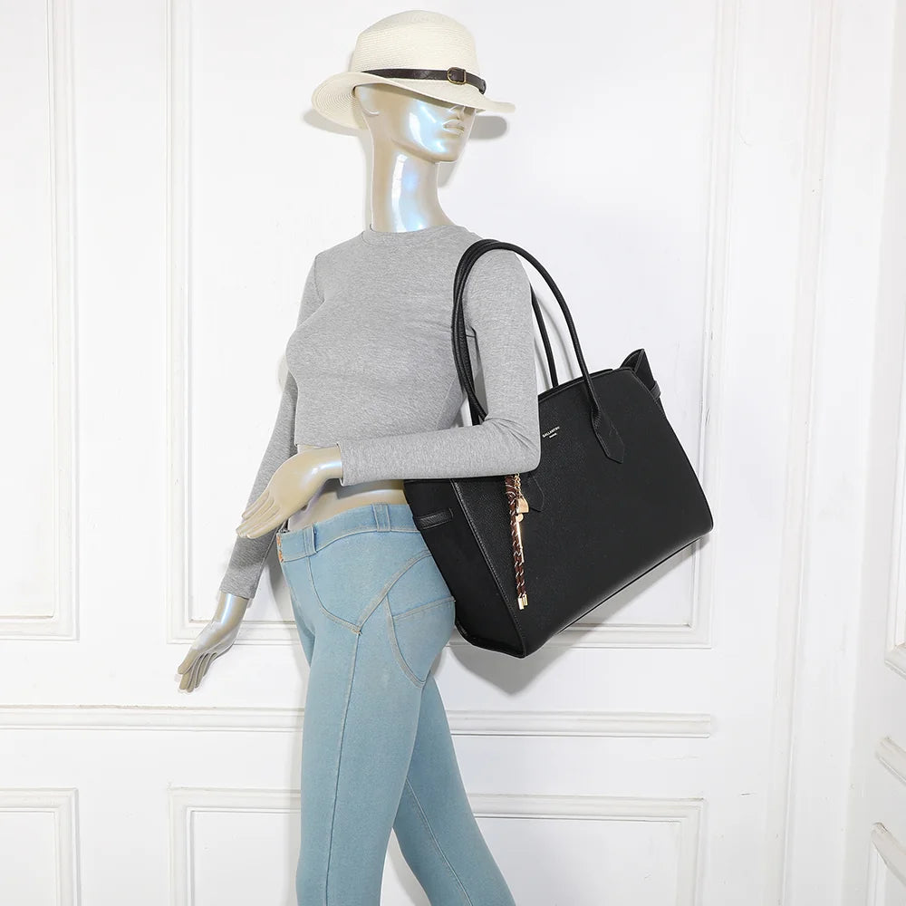 Sac cabas femme La Chiara noir porté à l’épaule grâce à ses deux anses longues – réf. R-2058