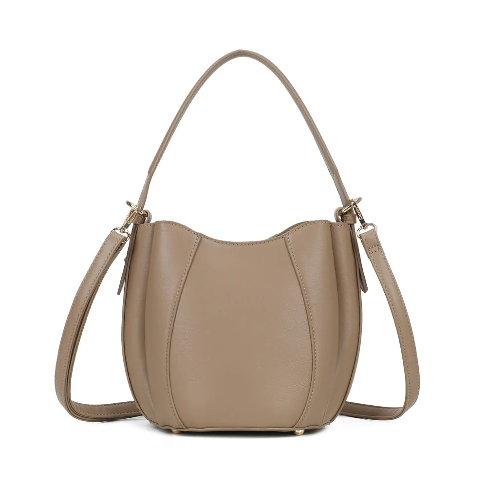Dos de La Cléone taupe foncé, courbes arrondies et côtés plissés en synthétique lisse ton sur ton – réf. A-9188