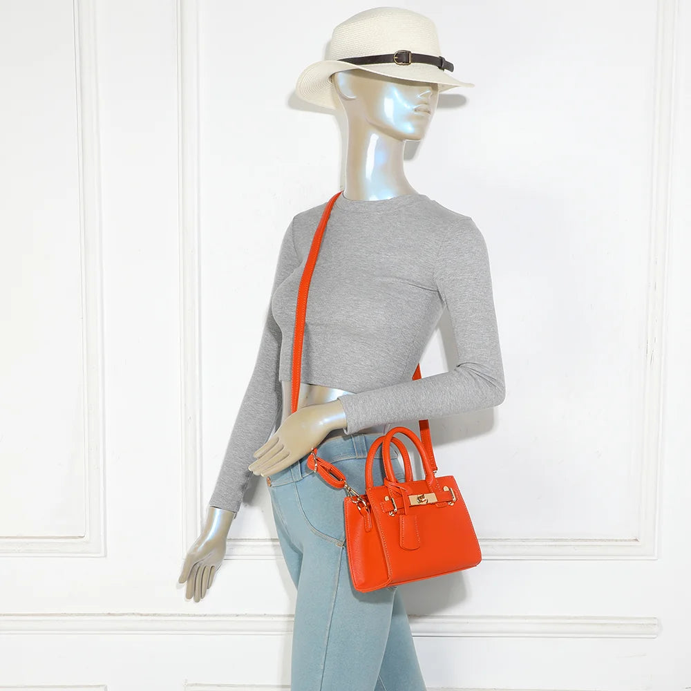 Sac à main femme La Colette orange porté, au creux du bras ou avec la bandoulière amovible – réf. R-2059