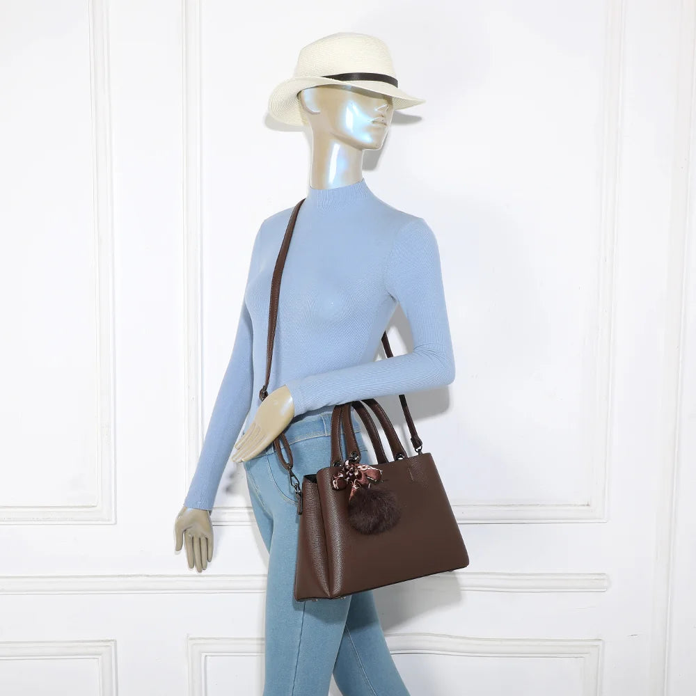 Sac à main femme La Coquette café porté à la main sur un mannequin, pour juger de sa taille – réf. DQ-815