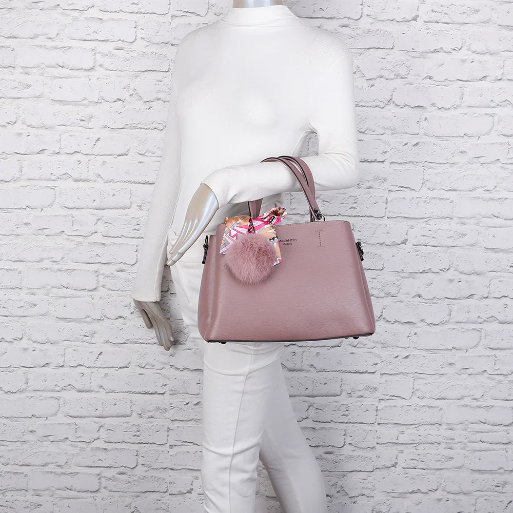 Sac à main femme La Coquette rose foncé porté à la main sur un mannequin, pour juger de sa taille – réf. DQ-815