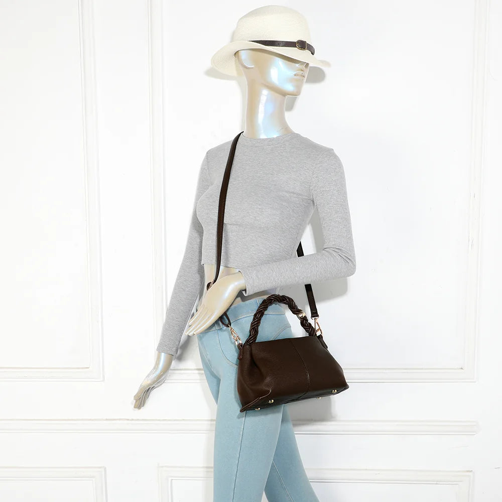 Sac à main femme La Cordélia café porté à la main par sa poignée tressée, ou à l’épaule en bandoulière – réf. R-2061
