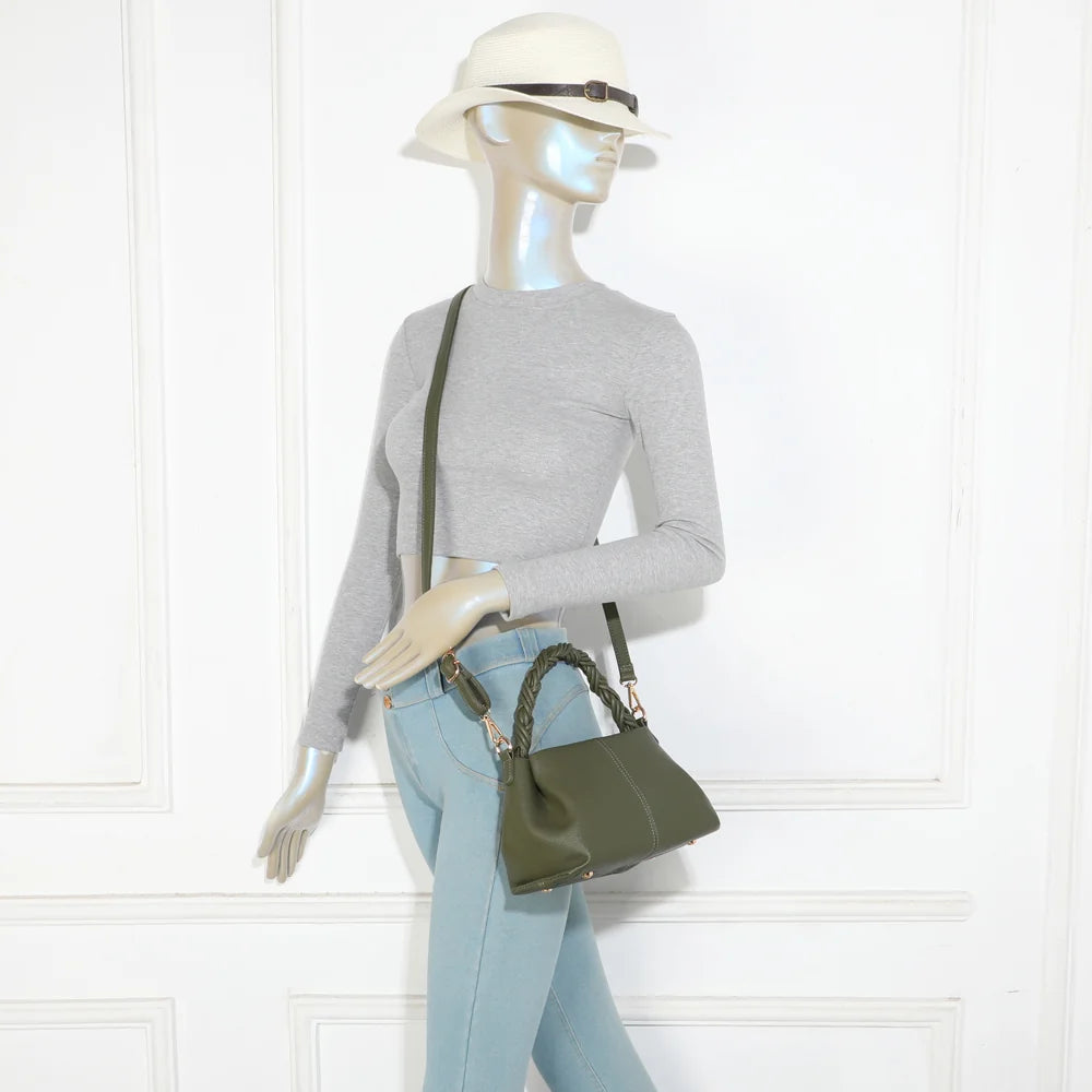 Sac à main femme La Cordélia vert foncé porté à la main par sa poignée tressée, ou à l’épaule en bandoulière – réf. R-2061