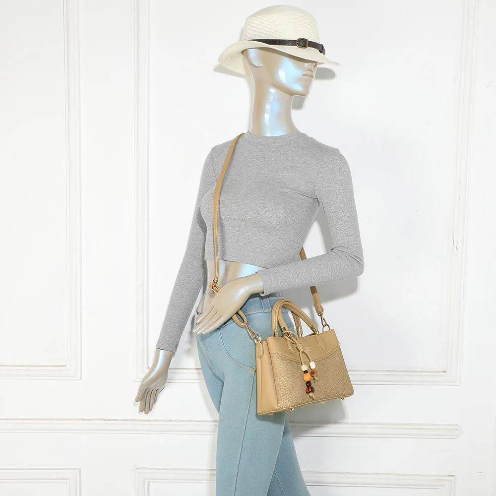 Sac à main femme La Corélise taupe porté à la main ou avec sa bandoulière amovible – réf. A-9178