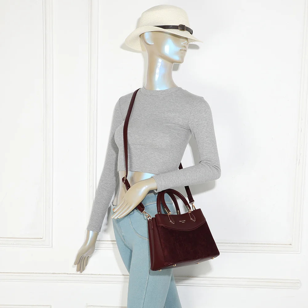 Sac à main La Cyrielle bordeaux porté, un format intermédiaire facile au quotidien pour femme – réf. A-9178-1
