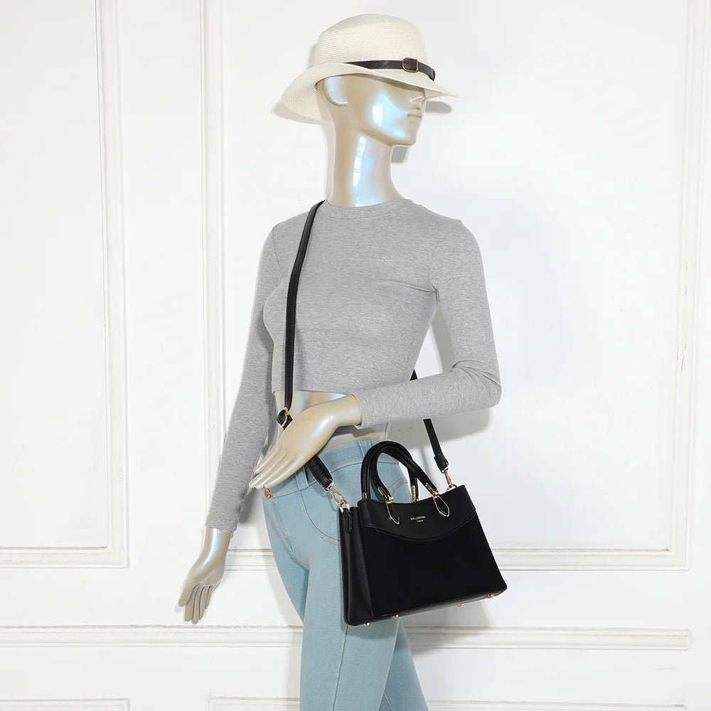Sac à main La Cyrielle noir porté, un format intermédiaire facile au quotidien pour femme – réf. A-9178-1