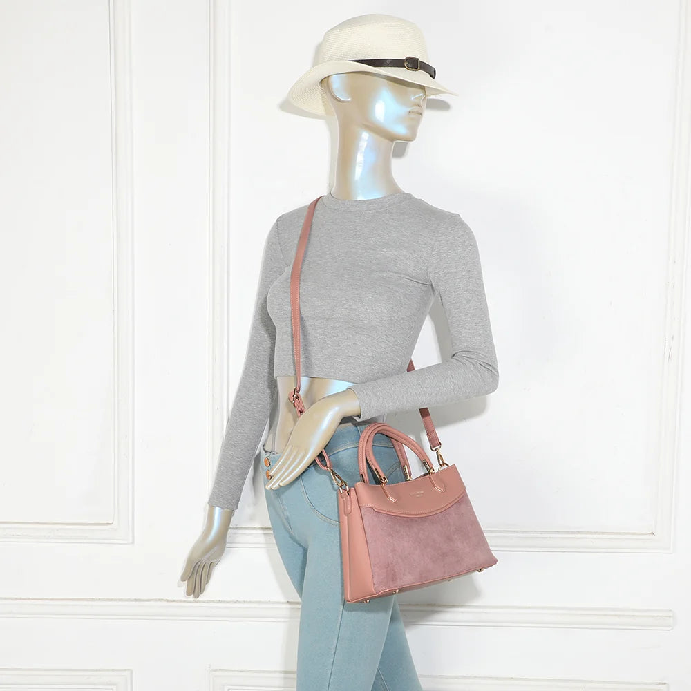 Sac à main La Cyrielle rose foncé porté, un format intermédiaire facile au quotidien pour femme – réf. A-9178-1