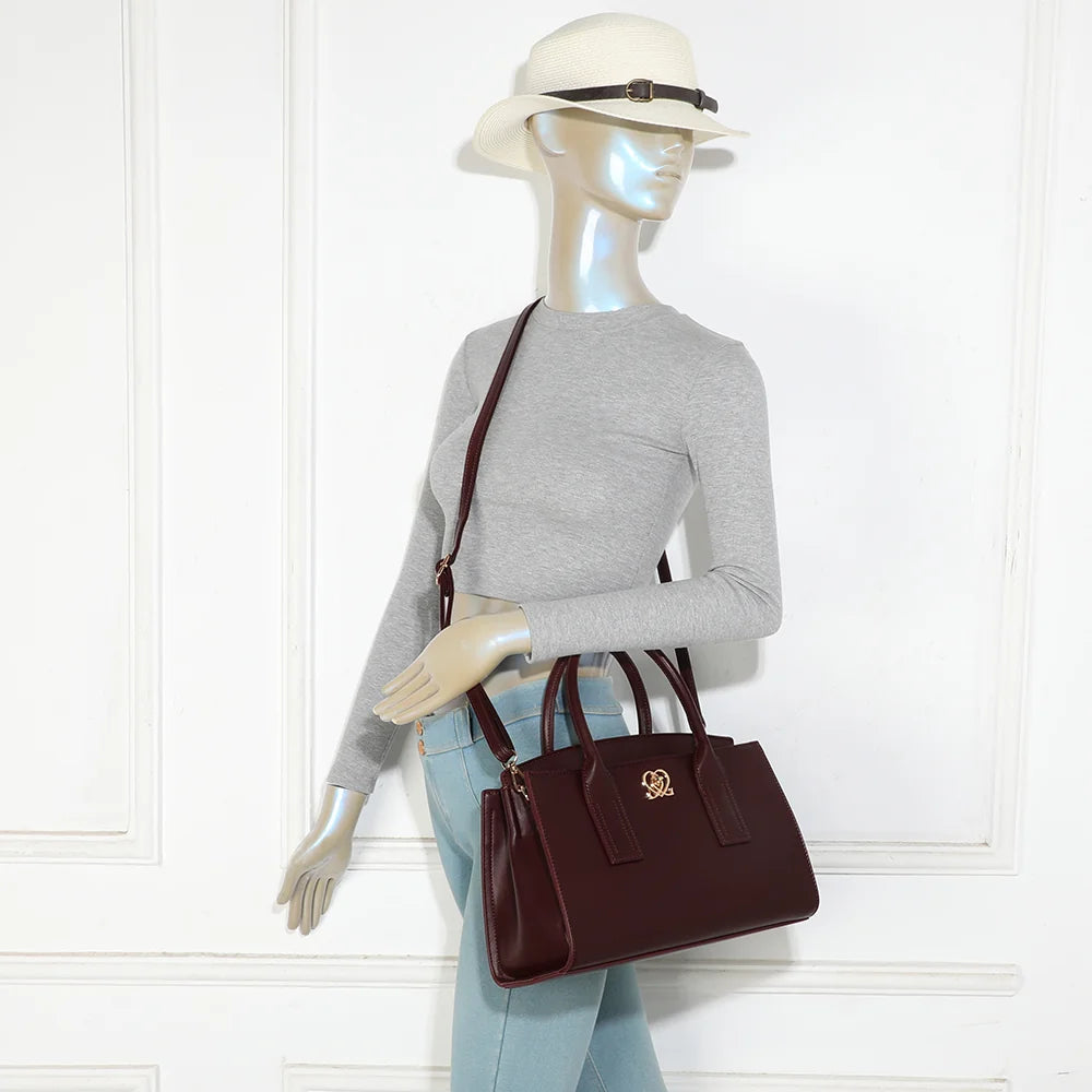 Sac à main femme La Déliane bordeaux porté, à la main ou avec sa bandoulière amovible – réf. LS-76004