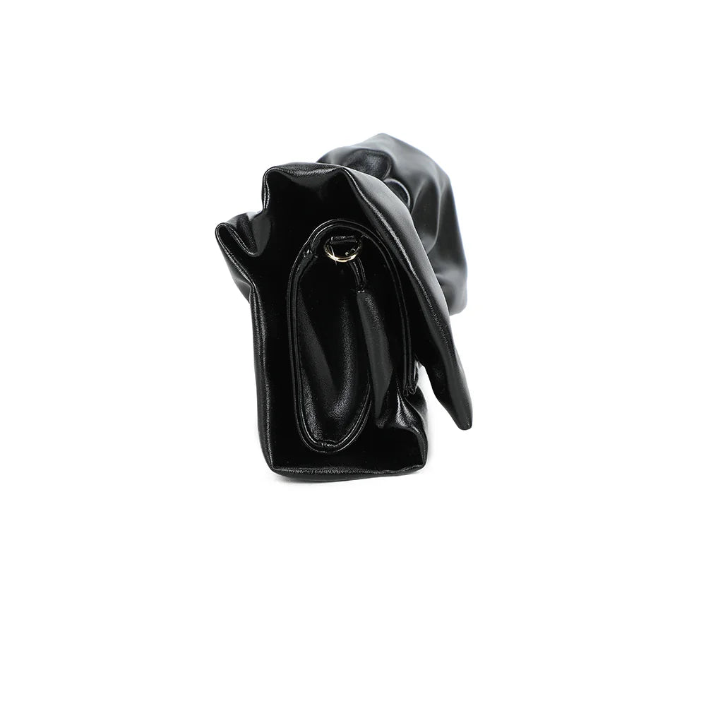 Profil de la pochette La Diva noir : un format fin de 6 cm de profondeur, facile à emporter – réf. DQ-37006