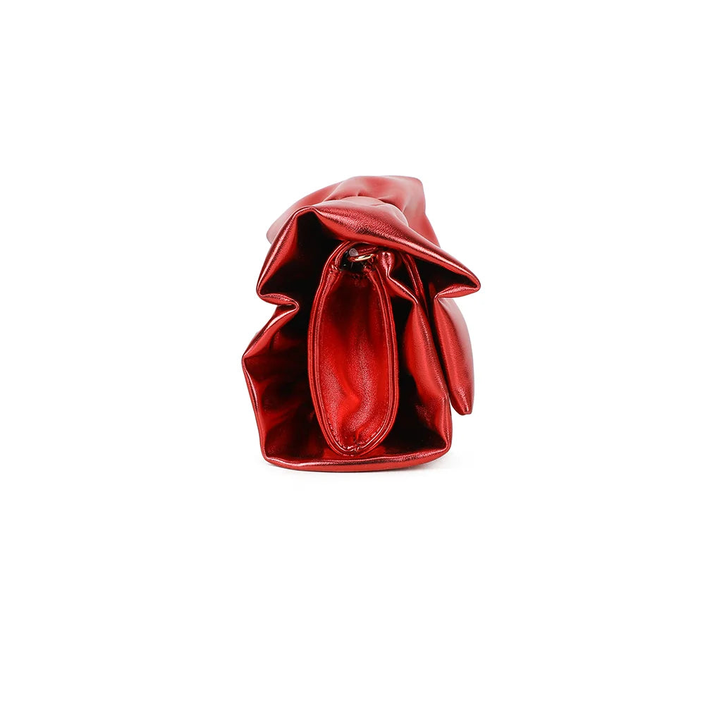 Profil de la pochette La Diva rouge : un format fin de 6 cm de profondeur, facile à emporter – réf. DQ-37006